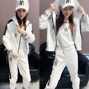 спортивный костюм из трех предметов