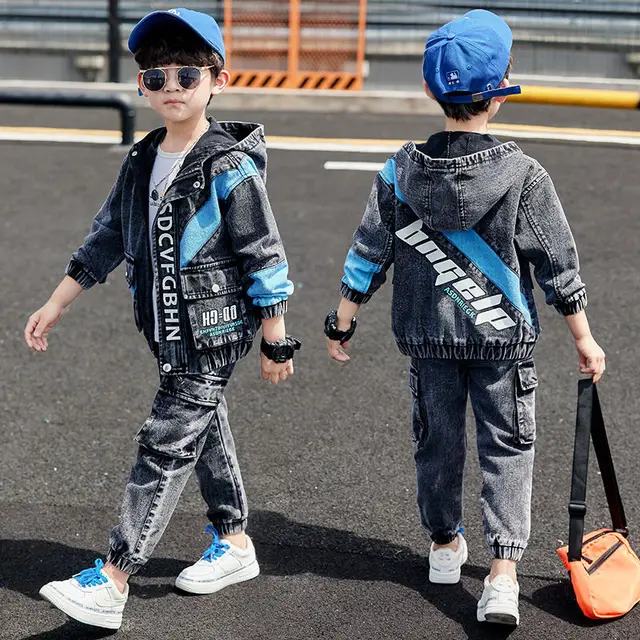 Весенний джинсовый костюм-двойка с капюшоном