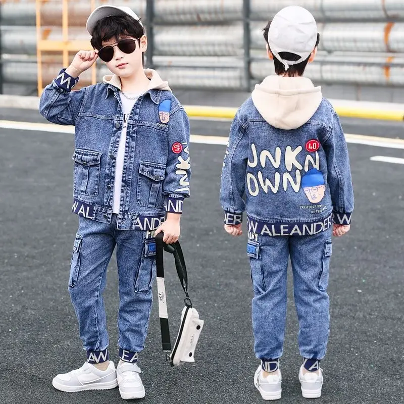 Весенний джинсовый костюм-двойка с капюшоном